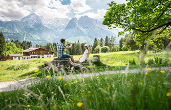 Deutsche Alpenstraße Rast mit Zugspitzblick ©Deutsche Alpenstraße Fotografie Dietmar Denger